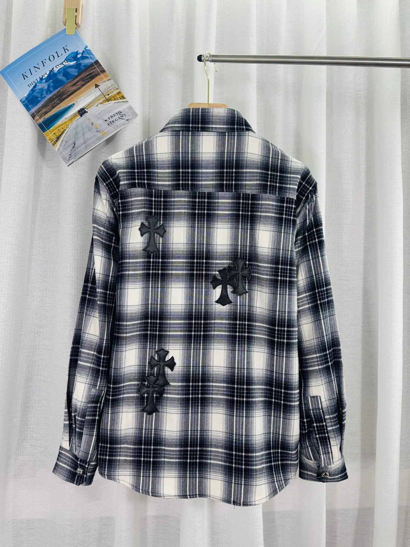 P250 top version, real shot without P, ​​different from market currency) 𝗖𝗵𝗿𝗼𝗺𝗲 𝗛𝗲𝗮𝗿𝘁𝘀/Cro Xin 2025 leather plaid shirt Accessories: Original model-opening collar label ➕100% silk wash water label. Genuine purchase-grade original hangtag➕matching hanging rope➕3D hanging beads➕original packaging bag. Craftsmanship: The original version has consistent wiring! The highest version of the armhole matching technique! Color: Red Black Size: S M L XL Style No.: 8001